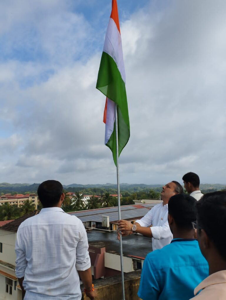 ವಿವೇಕಾನಂದ ಪದವಿಪೂರ್ವ ಕಾಲೇಜಿನಲ್ಲಿ ಧ್ವಜಾರೋಹಣ