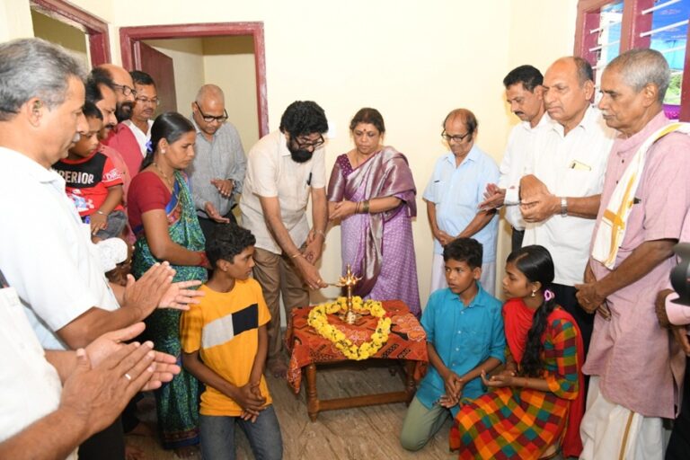 ವಿದ್ಯಾಪೋಷಕ್ ಮನೆ ಹಸ್ತಾಂತರ