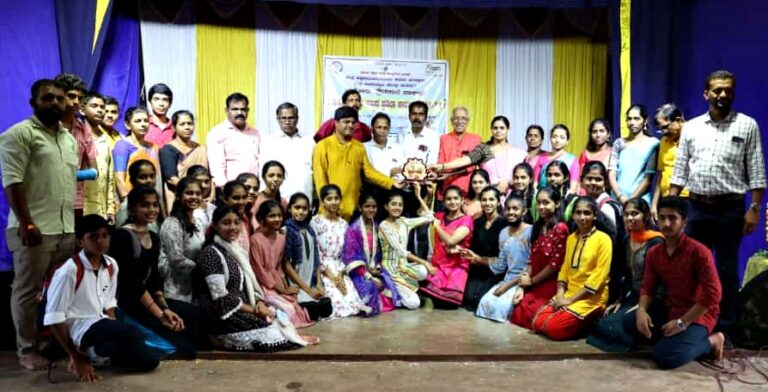 ವೃತ್ತ ಮಟ್ಟದ ಪ್ರತಿಭಾ ಕಾರಂಜಿಯಲ್ಲಿ ದ್ವಿತೀಯ ಸಮಗ್ರ ಪ್ರಶಸ್ತಿಯೊಂದಿಗೆ ವಿವೇಕಾನಂದ ಆಂಗ್ಲ ಮಾಧ್ಯಮ ಶಾಲೆ ತಾಲೂಕು ಮಟ್ಟಕ್ಕೆ ಆಯ್ಕೆ.