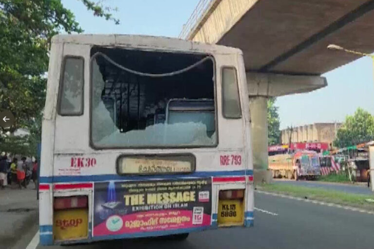 ಮತ್ತೆ ಹುಟ್ಟುಗುಣ ತೋರಿಸಿದ ಪಿಎಫ್ಐ – ಕೇರಳದಲ್ಲಿ ಇಂದು ಕರೆ ನೀಡಿದ್ದ ಬಂದ್ ನಲ್ಲಿ ಹೊಡಿ-ಬಡಿ ಆಟ, ಬಸ್ ಧ್ವಂಸ, ಹಲವೆಡೆ ಕಲ್ಲು ತೂರಾಟ 
