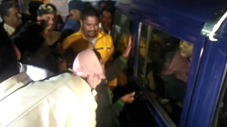 ಚಿಕ್ಕಮಗಳೂರಿನಲ್ಲಿ ಲವ್ ಜಿಹಾದ್ ಆರೋಪ, ಮುಸ್ಲಿಂ ಹುಡುಗನ ಜೊತೆ ಹೊರಟ ಹುಡುಗಿ, ತಾಯಿಯ ಕಣ್ಣೀರಿಗೂ ಕ್ಯಾರೇ ಅನ್ನಲಿಲ್ಲ: ಲವ್ ಜಿಹಾದ್ ಸಂಚು ಮತ್ತೆ ವ್ಯಾಪಕ –  ಮುಸ್ಲಿಂ ಹುಡುಗರಿಗೆ ಮರುಳಾಗುತ್ತಿರುವ ಹಿಂದೂ ಹುಡುಗಿಯರು – ಇನ್ನು ಎಚ್ಚೆತ್ತುಕೊಳ್ಳದಿದ್ದರೆ ಯಾರು ಗತಿ? 