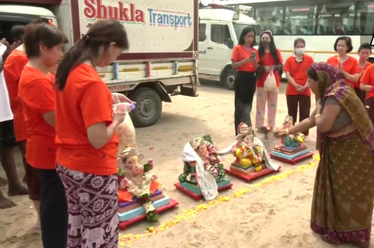 ಮುಂಬೈನ ಜುಹು ಬೀಚ್‌ನಲ್ಲಿ ಗಣೇಶ ವಿಸರ್ಜನೆಯ ಮೊದಲು ಗಣೇಶನ ವಿಗ್ರಹವನ್ನು ಪೂಜಿಸಿದ  ಥೈಲ್ಯಾಂಡ್‌ನ ಜನರು