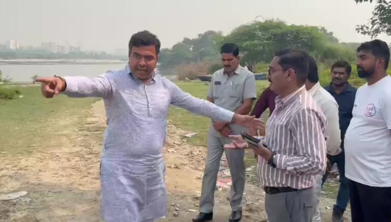 ‘ನಿನ್ನ ತಲೆಗೆ ಕೆಮಿಕಲ್ ಹಾಕಬೇಕಾ?’ ಛಠ್ ಪೂಜೆ ಆಚರಣೆಗೂ ಮುನ್ನ ಯಮುನಾ ನದಿಗೆ ರಾಸಾಯನಿಕ ಸಿಂಪಡಿಸಿ ಘಾಟ್ ಸ್ವಚ್ಛಗೊಳಿಸುತ್ತಿದ್ದ ಅಧಿಕಾರಿಗಳನ್ನು ಪ್ರಶ್ನಿಸಿದ ಬಿಜೆಪಿ ಸಂಸದ