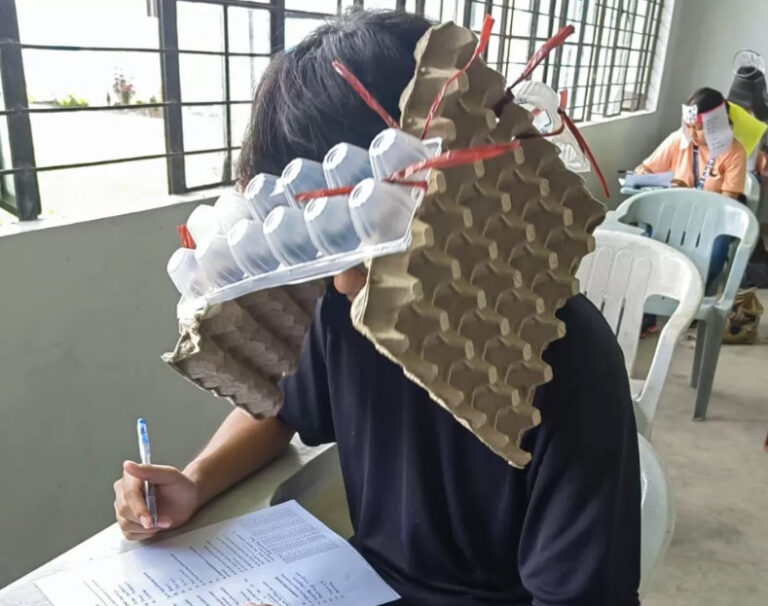 ಪರೀಕ್ಷೆಯ ಸಮಯದಲ್ಲಿ Anti Cheating ( ವಂಚನಾ ನಿರೋಧಕ) ಟೋಪಿಗಳನ್ನು ಧರಿಸಿದ ಫಿಲಿಪೈನ್ಸ್ ವಿದ್ಯಾರ್ಥಿಗಳು!