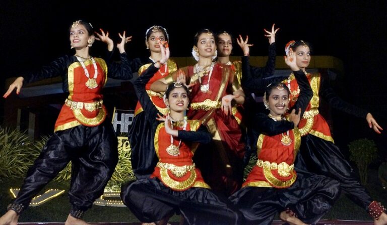 ಪ್ರಯಾಣಿಕನ ಜೀವವುಳಿಸಿದ ಶಿಕ್ಷಕಿಗೆ ಸನ್ಮಾನ – ದೀಪಾವಳಿ ಹಬ್ಬವನ್ನು ವಿನೂತನವಾಗಿ ಆಚರಿಸಿದ ವಿವೇಕಾನಂದ ಕಾಲೇಜ್ ಆಫ್ ಎಂಜಿನಿಯರಿಂಗ್ ಎಂಡ್ ಟೆಕ್ನಾಲಜಿ