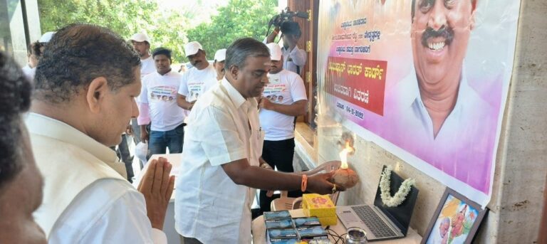 ಉಚಿತವಾಗಿ ಆಯುಷ್ಮಾನ್ ಭಾರತ್ ಕಾರ್ಡ್ ವಿತರಿಸುವ ಕಾರ್ಯಕ್ಕೆ ಇಂದು ಶಾಸಕ ಶ್ರೀ ಸೋಮಶೇಖರ ರೆಡ್ಡಿಯವರ ನೇತೃತ್ವದಲ್ಲಿ ಚಾಲನೆ