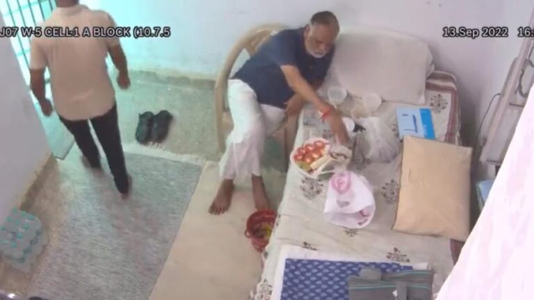 ತಿಹಾರ್ ಜೈಲಿನಲ್ಲಿ ದಿಲ್ಲಿ ಮಂತ್ರಿ ಸತ್ಯೇಂದ್ರ ಜೈನ್ ಗೆ ಐಷಾರಾಮಿ ಜೀವನ? ಮಸಾಜ್ ನಂತರ ಈಗ ಅದ್ದೂರಿಯ ಔತಣದ ಊಟ!