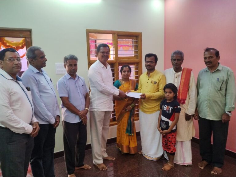 ಯಕ್ಷಗಾನ ಹಿಮ್ಮೇಳ ಕಲಾವಿದರ ಮನೆಯ ಪ್ರವೇಶೋತ್ಸವ – ಯಕ್ಷಶಿಕ್ಷಣ ಟ್ರಸ್ಟಿನ ವತಿಯಿಂದ ಉಡುಗೊರೆಯಾಗಿ 50,000 ರೂಪಾಯಿ