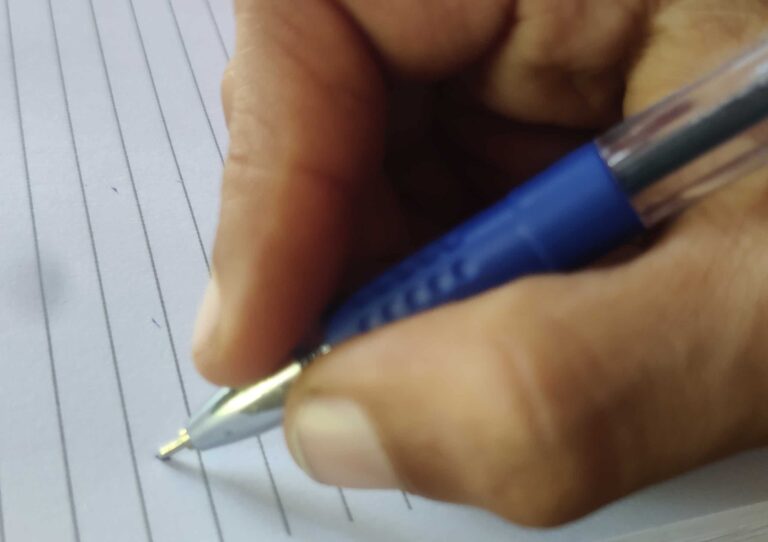 ಶಾಲಾ ಶುಲ್ಕ ಬಾಕಿ – ವಿದ್ಯಾರ್ಥಿಯನ್ನು ನೆಲದ ಮೇಲೆ ಕುಳಿತು ಪರೀಕ್ಷೆ ಬರೆಯುವಂತೆ ಹೇಳಿದ ಶಿಕ್ಷಕರು – ತನಿಖೆಗೆ ಆದೇಶ