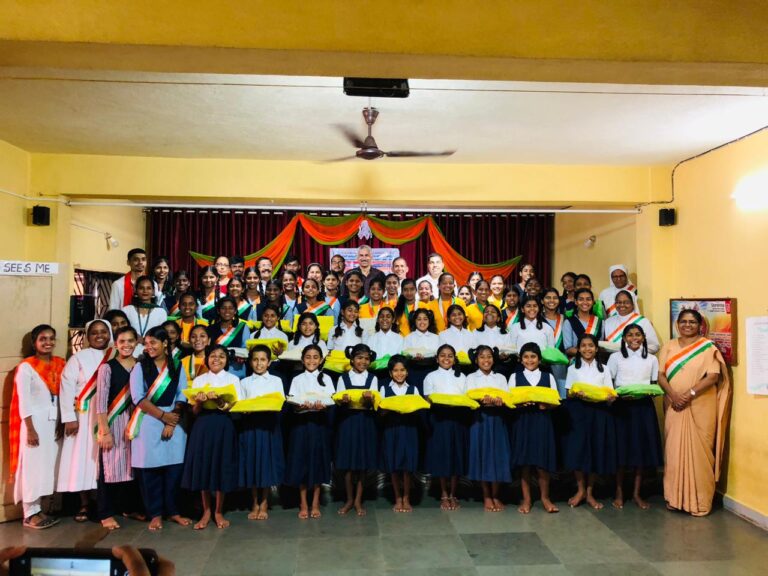 ವಿದ್ಯಾರ್ಥಿಗಳಿಗೆ ಅಗತ್ಯ ವಸ್ತು ಮತ್ತು ಸಿಹಿತಿಂಡಿ ವಿತರಣೆ