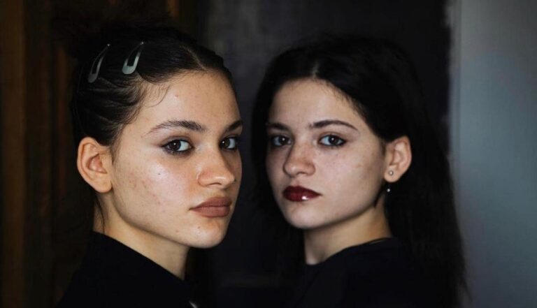 ಆಸ್ಪತ್ರೆಯಲ್ಲಿಯೇ ಬೇರೆ ಬೇರೆ ಕುಟುಂಬಗಳಿಗೆ ಮಾರಾಟವಾದ ಅವಳಿ ಜವಳಿ ಹೆಣ್ಣು ಶಿಶುಗಳು – 19 ವರ್ಷಗಳ ನಂತರ ಒಂದಾದದ್ದು ಹೇಗೆ? ಈ ಕಥಯೇ ಬಲು ರೋಚಕ!