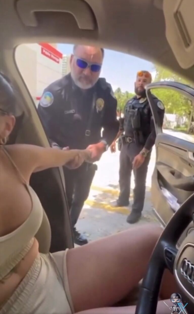 32 ವರ್ಷದ ಗಾಯಕಿಯನ್ನು ಕಾರಿನಿಂದ ಹೊರಗೆ ಎಳೆದುಹಾಕಿ ಕೈಕೋಳ ಹಾಕಿ ಎಳೆದೊಯ್ದ ಪೊಲೀಸರು: ವೀಡಿಯೋ