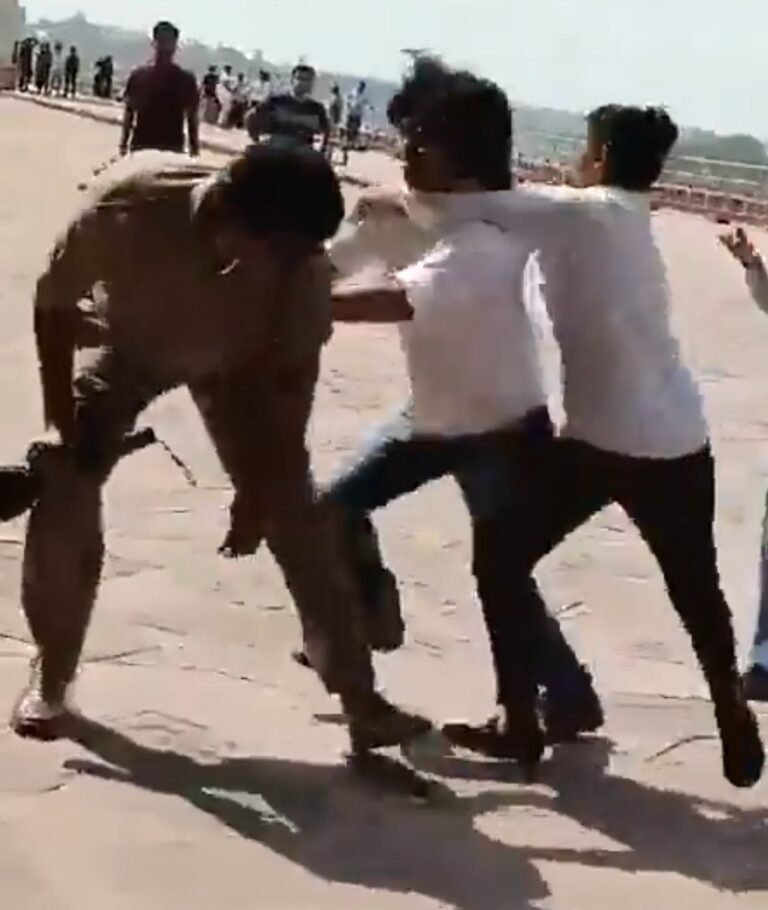 ವಿಡಿಯೋ: ತಾಜ್‌ಮಹಲ್‌ನಲ್ಲಿ ಯುವತಿ ಮತ್ತು ಅರೆಸೇನಾ ಪಡೆ ಜವಾನ್ ಹೊಡೆದಾಟ – ಅನುಮತಿಯಿಲ್ಲದೆ ವಿಡಿಯೋ ಚಿತ್ರೀಕರಣ ಮಾಡುತ್ತಿದ್ದ ಯುವತಿ